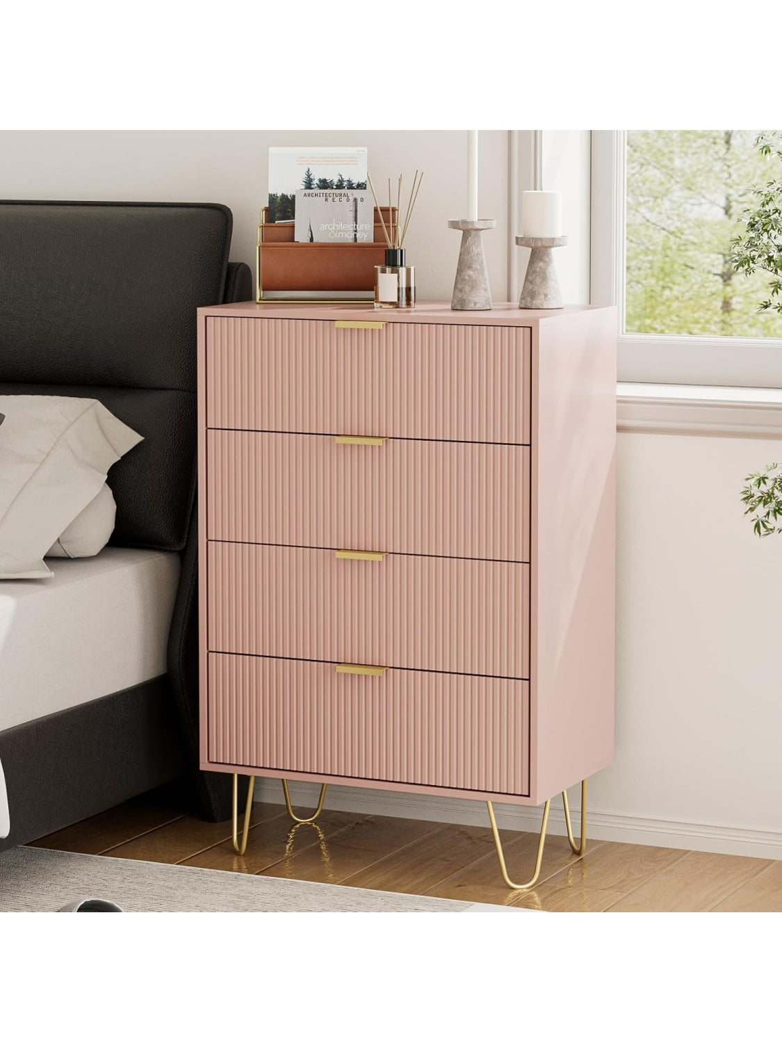 Sinfonier moderno de cuatro cajones con patas doradas y acabado rosa para dormitorio o recibidor